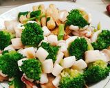 Hình bước làm 2 của món Mực xắt hoa cúc xào rau củ