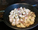Foto del paso 1 de la receta: Tropezones de panceta con col fermentado sobre masa de maíz