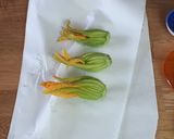 Foto del passaggio 8 della ricetta Fiori di zucca fritti alla romana