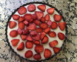 Foto del paso 5 de la receta: Tarta de crema pastelera y fresas (base pie de miel)