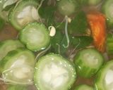 Foto langkah ke 2 dari resep Sayur Bening Oyong, Kemangi & Kecambah.