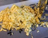 Une image de l'étape 2 de Galettes de courgettes bicolores au parmesan,ail et épices.