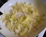 Foto del paso 1 de la receta: Hongos salteados con cebolla