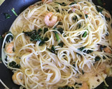 Foto del paso 6 de la receta: Espaguetis al ajillo con gambas y espinacas
