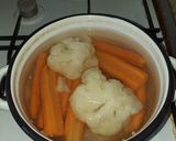 Фото кроку 2 до Диетический салат с кальмарами и овощами.