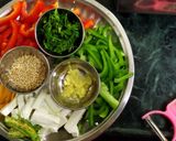 पनीर और कैप्सिकम स्टर फ्राई (Paneer aur capsicum stir fry recipe in Hindi) रेसिपी चरण 1 फोटो