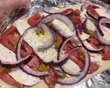 Foto del paso 4 de la receta: Coca de Tomate, Mozzarella y Anchoas con Guindilla y Cebolla Morada