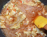 Foto langkah ke 7 dari resep Bihun Telur Pedas.