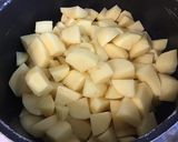 Une image de l'étape 2 de Salade marinée de pommes de terre au porc, oignons nouveaux et tomates orange.