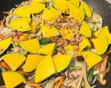 Fried Rice Vermicelli with Pumpkin 南瓜炒米粉的食譜步驟4照片