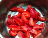 Foto langkah ke 1 dari resep Korean Strawberry Milk latte.