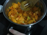 Crema vegana de zapallo, cebolla y zanahoria al curry