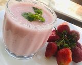 A picture of step 1 of Strawberry Lassi.