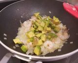 A picture of step 2 of Spaghetti with creamy avocado and prawns.