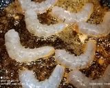 Foto del paso 4 de la receta: Judías blancas con langostinos y chirlas enfadadas