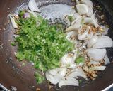 A picture of step 2 of Schezwan fried rice sizzler.