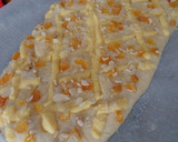 Foto del paso 6 de la receta: Coca de Sant Joan 2024 v2: De crema, naranja confitada, almendras y piñones