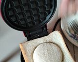 A picture of step 3 of Waffles egg sandwich.