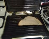 Foto del paso 2 de la receta: Pan de jamón de pavo ahumado y queso telita en tosti pan con café
