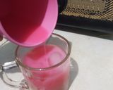 Foto langkah ke 4 dari resep Es Kuwut Nutrijell Stroberi Mix Cocorio Stroberi.
