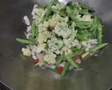 Foto langkah ke 3 dari resep Tumis Kembang Kol Buncis Ayam.