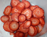 Foto del paso 7 de la receta: Tarta de yogurt griego con fresas y bizcocho de almendras