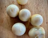 Foto del paso 2 de la receta Ensalada de langostinos al ajillo con patata y huevo duro