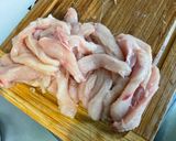 Une image de l'étape 1 de Émincé de poulet mariné au chutney, oignon et poivrons bicolores.