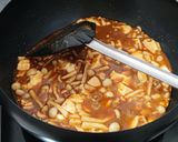 A picture of step 2 of Mapo tofu with shimeiji.