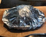 Foto del paso 4 de la receta: Bondiola de cerdo arrollada al horno con reducción de Malbec y salsa de soja