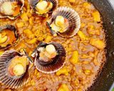 Foto del paso 7 de la receta: Arroz de vieiras y calamar con crema de bogavante