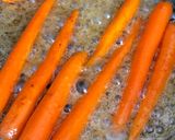 Une image de l'étape 2 de Mini carottes au miel et au sésame.