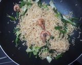 Hình bước làm 4 của món Mì Xào Tôm Cải