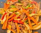 Foto del paso 8 de la receta: Solomillo de ternera y verduras salteados en wok