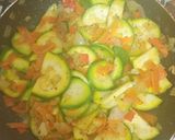 Foto del paso 2 de la receta: Salteado de zapallitos con hamburguesas