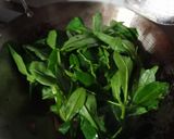 Foto langkah ke 3 dari resep Tumis daun ginseng king oyster.