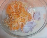 Foto del paso 2 de la receta Ensalada de col con zanahoria, brotes de soja y cebolla roja