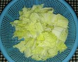 Foto langkah ke 1 dari resep Tumis Sawi Putih dengan Sosis dan Ayam.