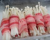 Foto langkah ke 2 dari resep Beef enoki roll favorite anak.