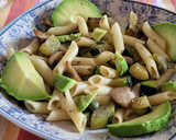 Foto del paso 7 de la receta: Salteado de calabacín, champiñones y macarrones con aguacate