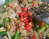 Foto langkah ke 5 dari resep Kwetiau goreng.