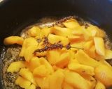 Une image de l'étape 1 de Pêches poêlées à la lavande, au miel et aux amandes.