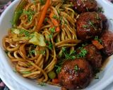 शेजवान नूडल्स विथ मंचूरियन (Schezwan noodles with manchurian recipe in Hindi) रेसिपी चरण 10 फोटो