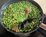 Foto del paso 2 de la receta: Guisantes con butifarra de perol