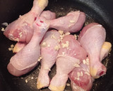 Foto del paso 2 de la receta: Espaguetis y muslitos de pollo en salsa picante de tomate con cerveza