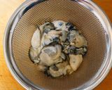 A picture of step 2 of Flavorful Oysters Simmered in Soy Sauce.