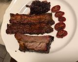 Foto del passaggio 3 della ricetta Costine e pancetta croccante glassate sul BBQ