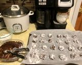 Karácsonyi csokis keksz (Chocolate crinkle cookies) recept fázis 6 fotója