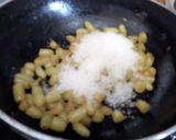 A picture of step 2 of Khatti meethi angur chutney (grapes).