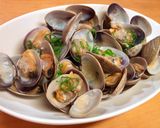 A picture of step 3 of Sake Steamed Manila Clams.